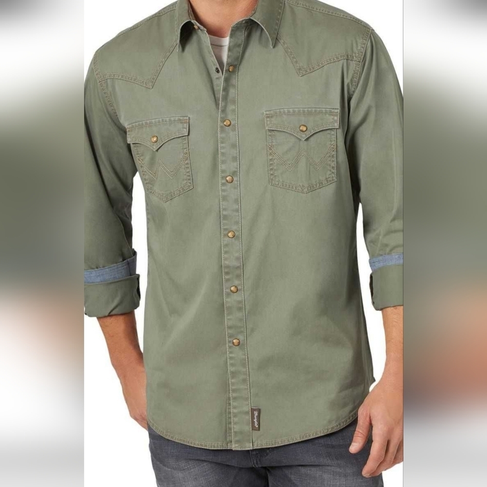 WRANGLER RETRO PREMIUM. MODERN FIT XXL ARMY GREEN SNAP CLOSURE. LONG SLEEVES